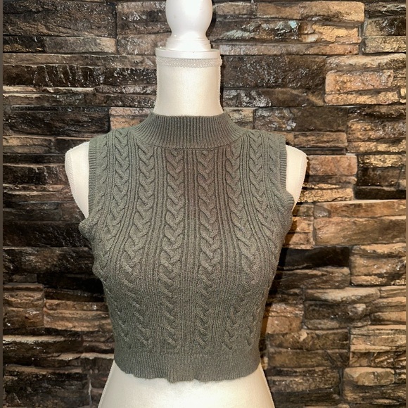 Forever 21 Sweaters - Cable Knit Sleeveless Sweater Crop Top 🧶
